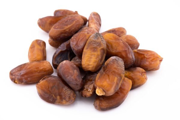 Dattes bio alignées à plat pour présentation visuelle du produit